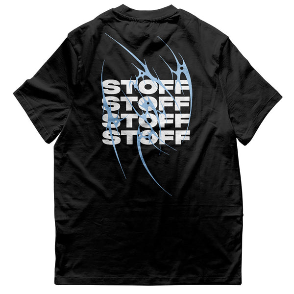 schwarzes Techno T-Shirt mit "Stoff hoch 4" Motiv flach von hinten, weißer Hintergrund
