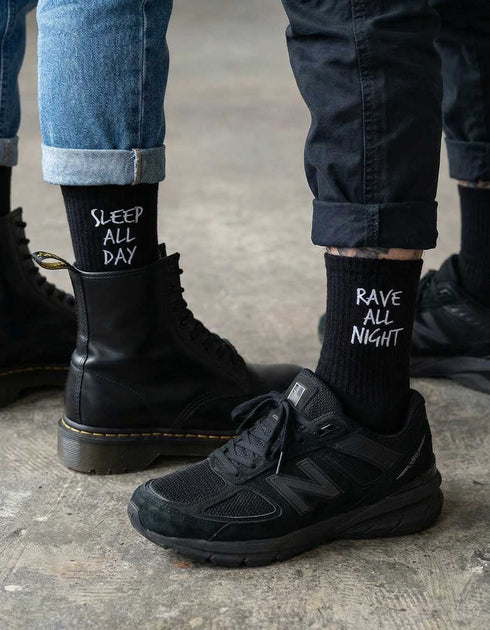 Rave All Night, Sleep All Day - bestickte Socken (black/white)
