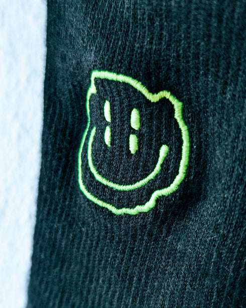 Distorted Smile Stick auf schwarzer Socke für Raver, Close Up Aufnahme