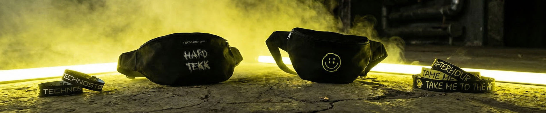 Technostoff Accessoires auf Betonboden mit gelbem Neonlicht