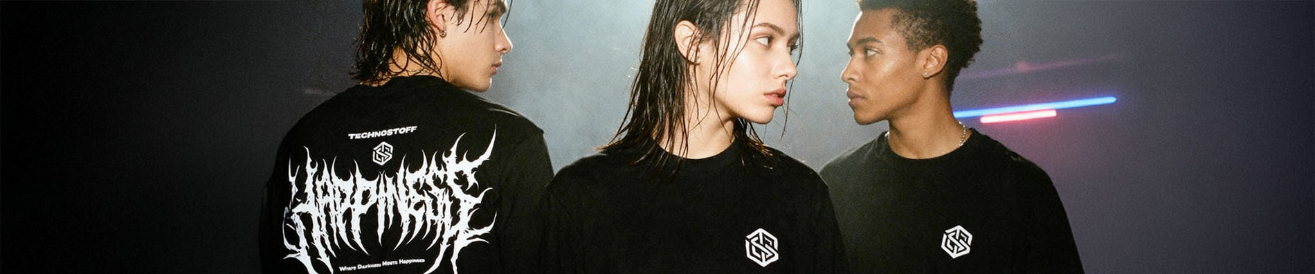 Drei junge Menschen tragen schwarze Techno Streetwear T-Shirts von Technostoff in einem clubähnlichen Setting.