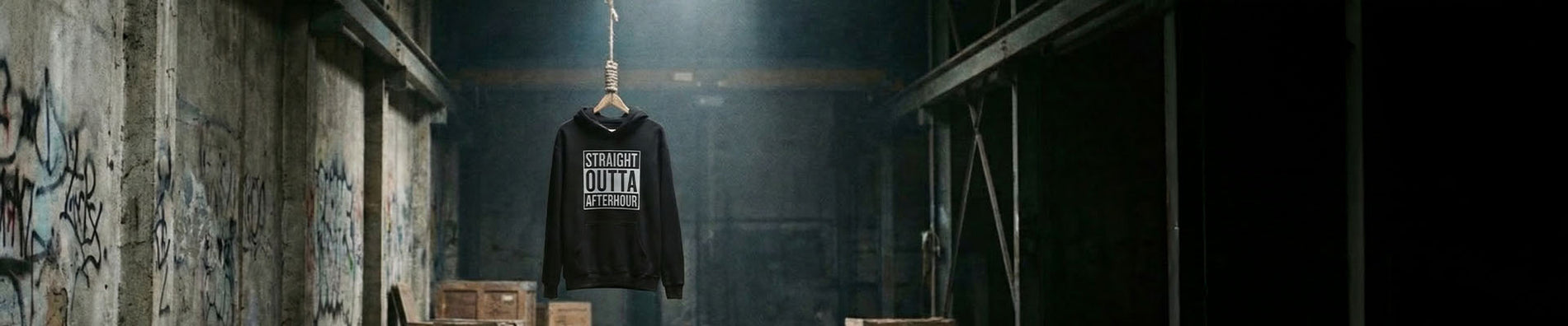 chwarzer Technostoff "Straight Outta Afterhour" Hoodie hängt an einem Seil in einem verlassenen dunklen Warehouse, einzelner Spotlight von oben