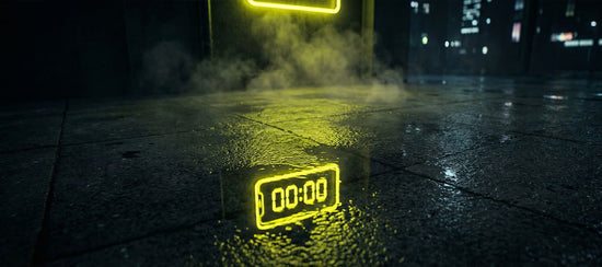 Technostoff Neongelbe digitale Uhr zeigt 00:00 auf nassem Betonboden, gelber Rauch und Stadtlichter im Hintergrund