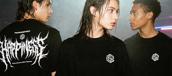 Drei junge Menschen tragen schwarze Techno Streetwear T-Shirts von Technostoff in einem clubähnlichen Setting.