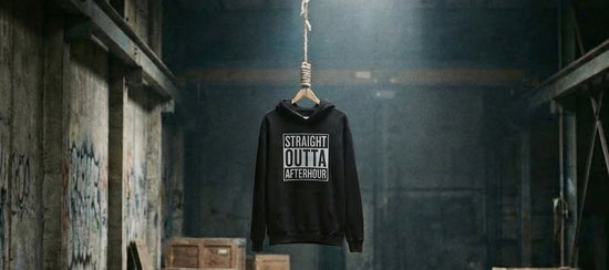 chwarzer Technostoff "Straight Outta Afterhour" Hoodie hängt an einem Seil in einem verlassenen dunklen Warehouse, einzelner Spotlight von oben