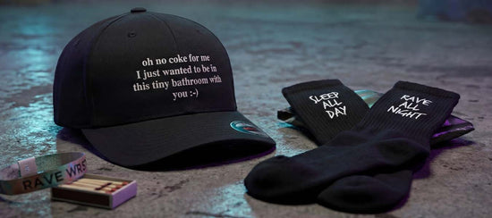 Technostoff Statement Drop mobile Hero Banner mit schwarzer Cap und schwarzen Raver Socken