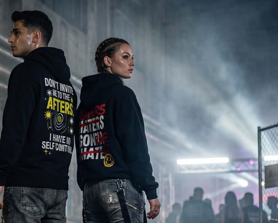 Technostoff Statement Drop mobile Hero Banner mit zwei Ravern vor einem Techno Club