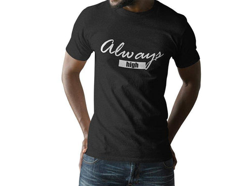 Mann mit schwarzem Always High T-Shirt