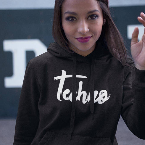 Frau mit Calligraphic Techno Hoodie von Technostoff