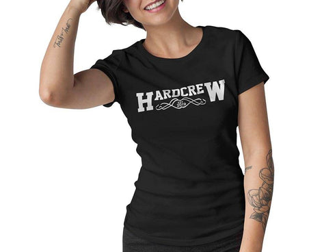 Frau mit schwarzem Hardcrew T-Shirt
