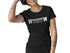 Frau mit schwarzem Hardcrew T-Shirt