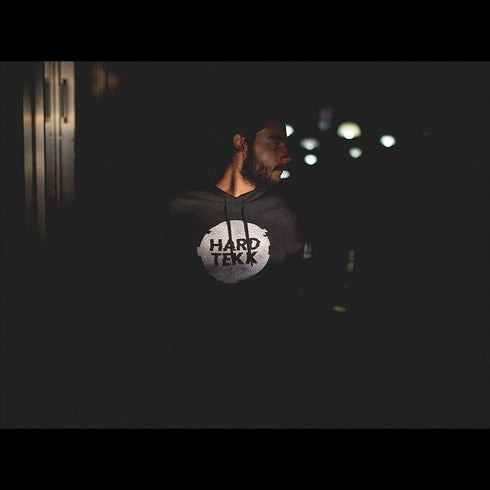 Mann mit Hardtekk Circle Hoodie in schwarz