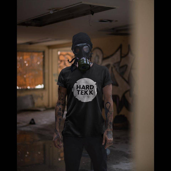 Mann mit Gasmaske und Hardtekk Circle T-Shirt