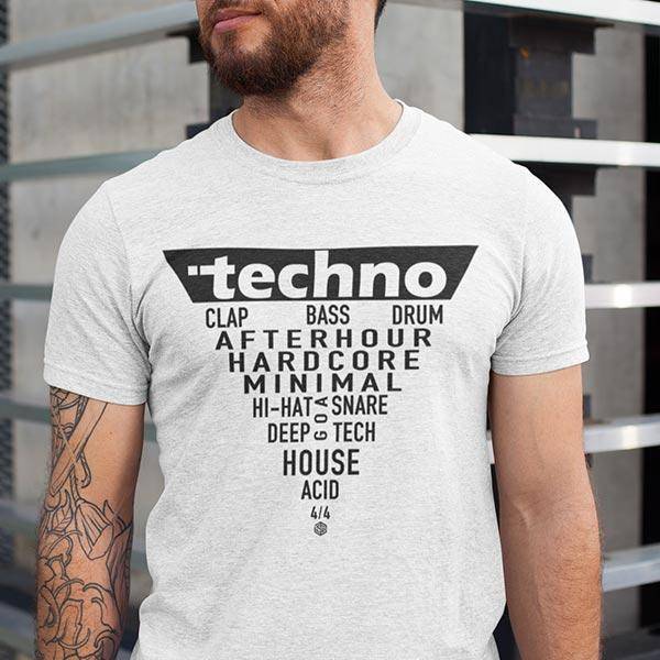 Raver mit weißem Techno Triangle T-Shirt