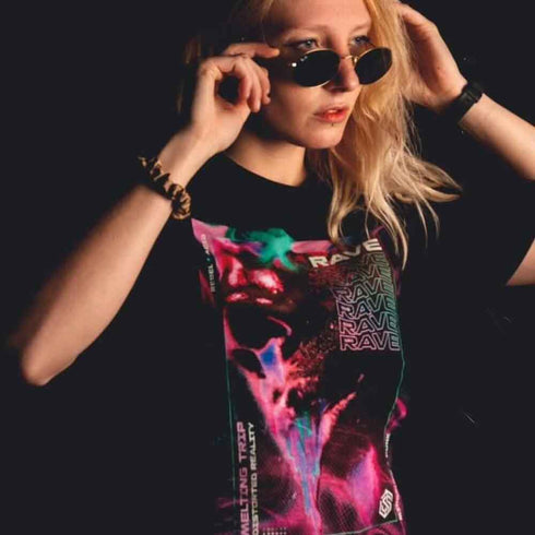 Raver Girl im Melting Trip T-Shirt von Technostoff
