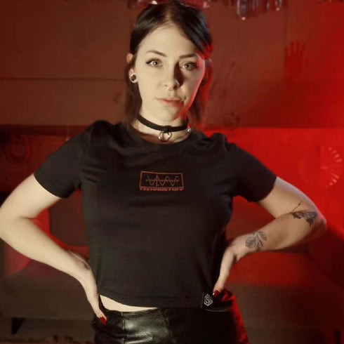 Raver Girl im Moon Bee Techno Crop Top von Technostoff von vorne