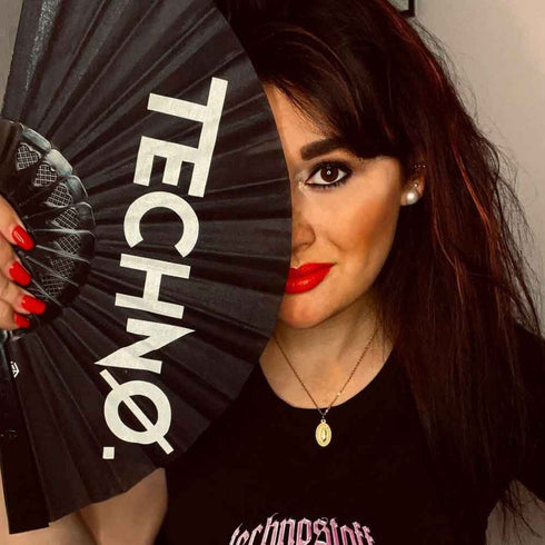 Raver Girl mit Techno Handfächer für Club und Festival