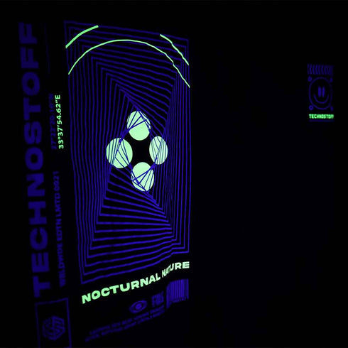 Nocturnal Nature oversized Techno T-Shirt leuchtet unter Blacklight, Foto von hinten