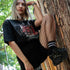 Frau in nocturnal Astronaut oversized T-Shirt in schwarz in unisex