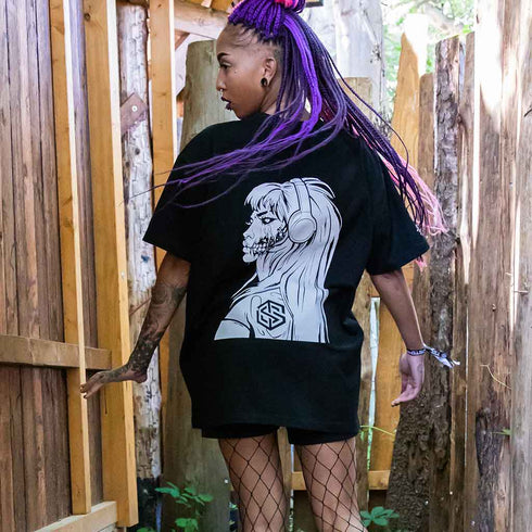 Frau in Technostoff nocturnal oversized Boyfriend T-Shirt in schwarz von hinten