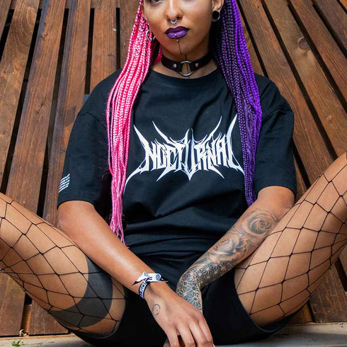 Frau in Technostoff nocturnal oversized Boyfriend T-Shirt in schwarz