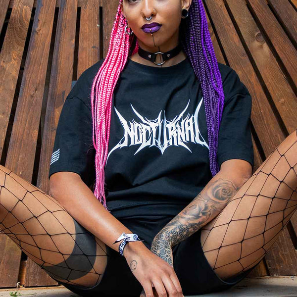 Frau in Technostoff nocturnal oversized Boyfriend T-Shirt in schwarz