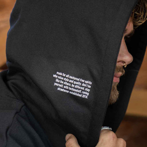 Detail Print an der Kapuze des nocturnal Zombie oversized Hoodies in schwarz