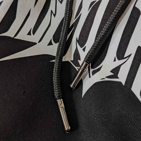 Metallösen und hochwertige Kordeln am nocturnal Zombie oversized Hoodie in schwarz