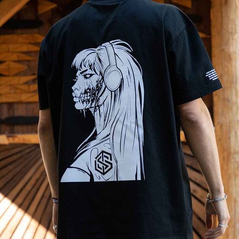 Rückseite von Mann in nocturnal Zombie oversized T-Shirt in schwarz unisex