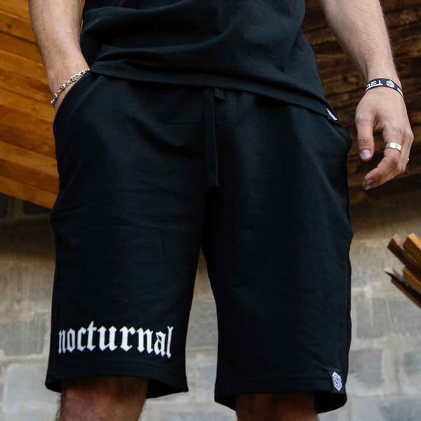 Mann mit Technostoff nocturnal Shorts unisex in schwarz