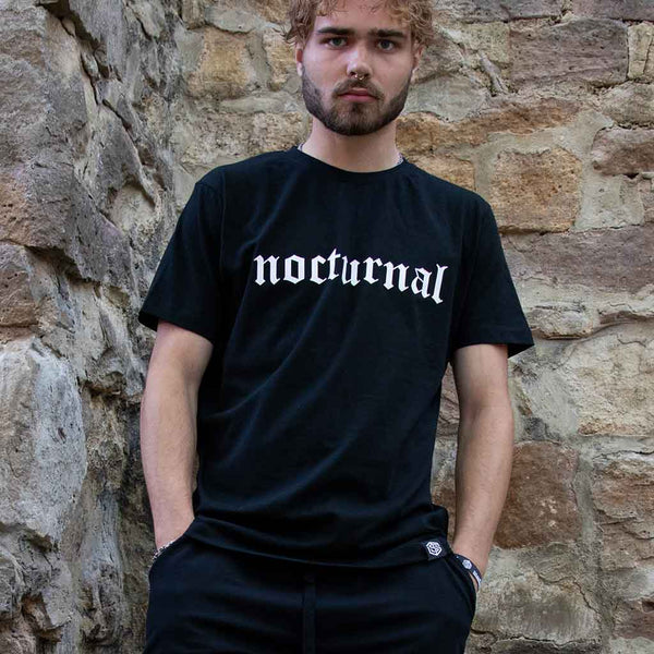 Mann mit nocturnal regular T-Shirt unisex in schwarz
