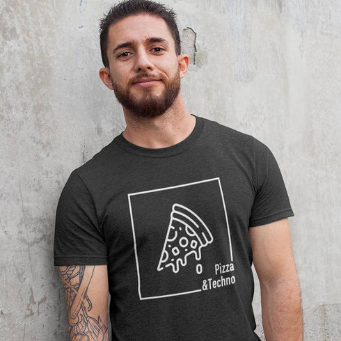 Mann mit Pizza & Techno T-Shirt in schwarz