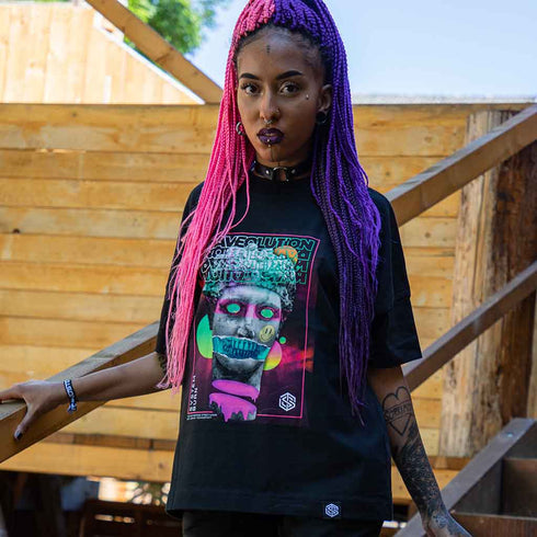 Frau in Raveolution oversized T-Shirt unisex in schwarz