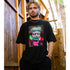 Mann in Raveolution oversized T-Shirt unisex in schwarz