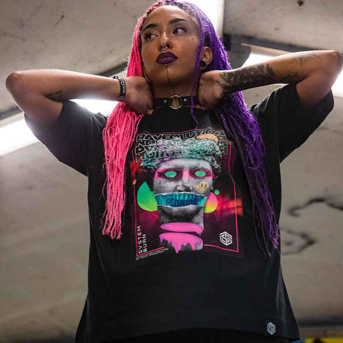 Frau in Raveolution regular T-Shirt in schwarz und unisex