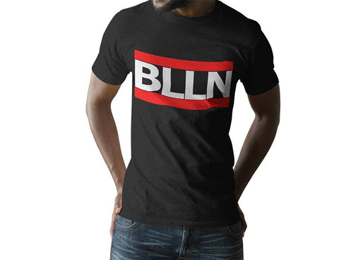 Mann mit schwarzem BLLN T-Shirt