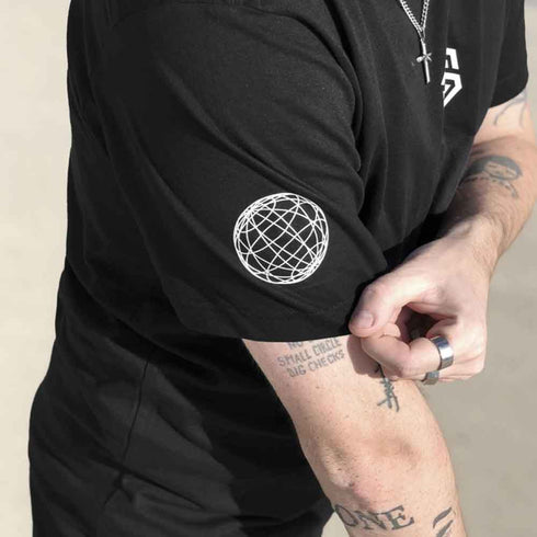 Techno Globe Aufdruck auf Ärmel von oversized Stripe T-Shirt, getragen von einem Raver, Foto von der Seite