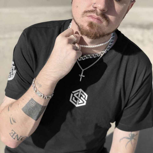 Techno Stripe Logo Aufdruck vorne auf dem oversized T-Shirt