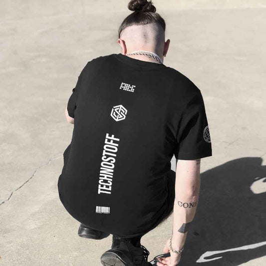 Raver traegt schwarzes Technostoff Stripe Regular T-Shirt, Lifestyle