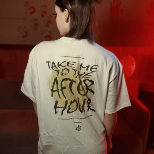 Raver Girl im weißen Take me to the Afterhour Techno T-Shirt von Technostoff in Berlin