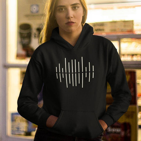Frau mit Techno Wave Rave Hoodie