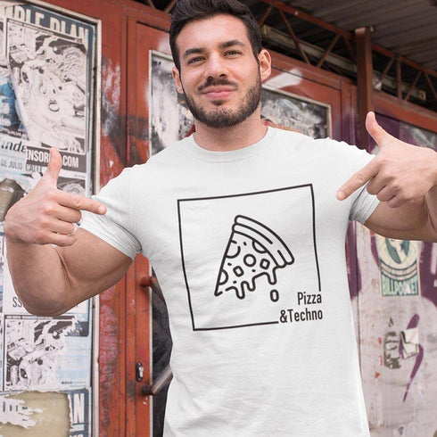 Mann mit weißem Pizza & Techno T-Shirt