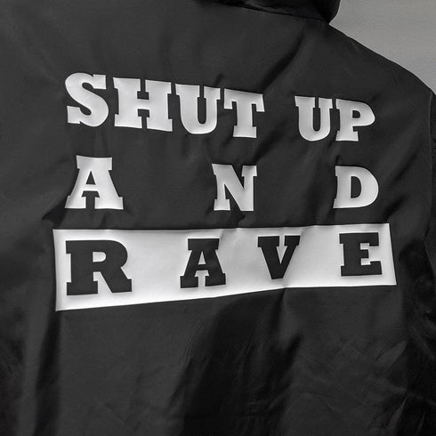 Techno Festival Windrunner Shut Up And Rave in schwarz und weiß