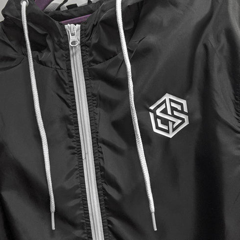 Techno Festival Windrunner in schwarz und weiß Brustlogo