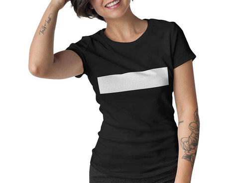 Frau mit schwarzem Censored T-Shirt