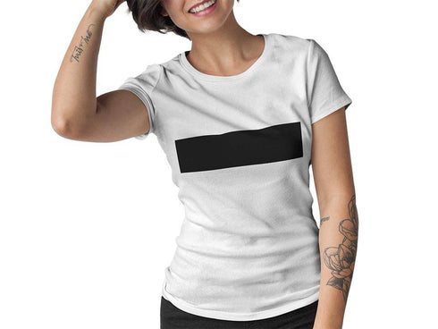 Frau mit weißem Censored T-Shirt