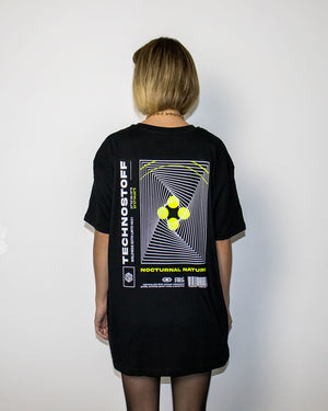 Raver da dietro nella T-shirt nera Technostoff Nocturnal Nature con stampa tunnel ottico sul retro