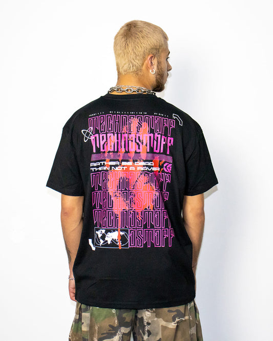 Raver portant le T-shirt noir Technostoff Bloody Hand, vue de dos avec imprimé dorsal rose