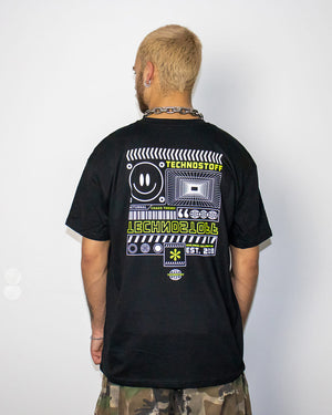 Raver od tyłu w czarnej koszulce oversize Technostoff Minimalism z neonowożółtym nadrukiem na plecach