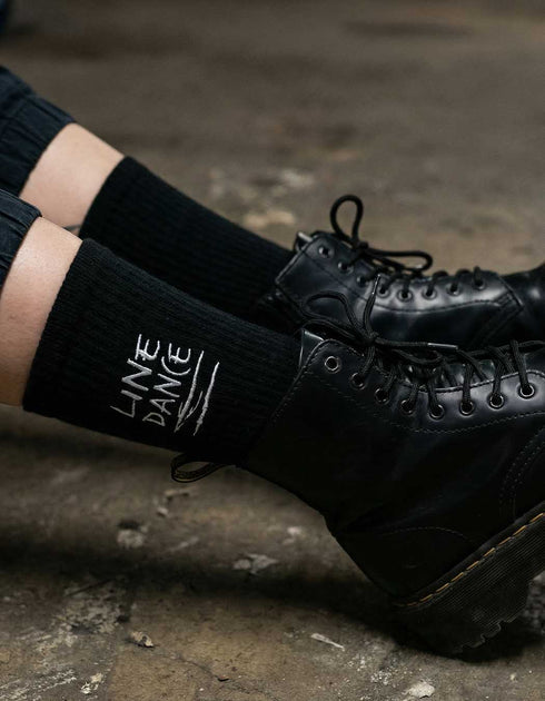 Schwarze "Line Dance" Socken von Technostoff, getragen von Raver Model